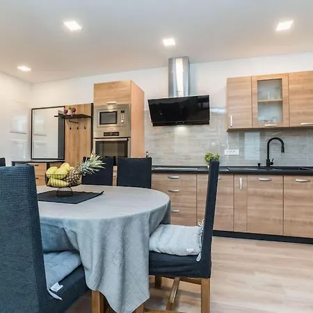 Apartment Moderan Stan U Blizini Centra